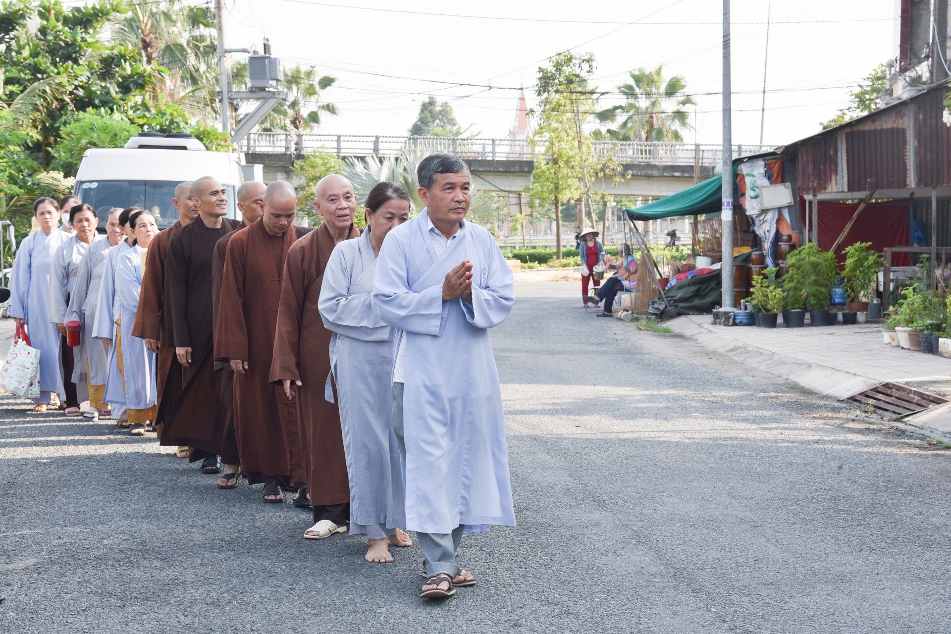 Chanting sutra, releasing creatures to pray for peace in Tan Thanh, Long An by the Charity Board